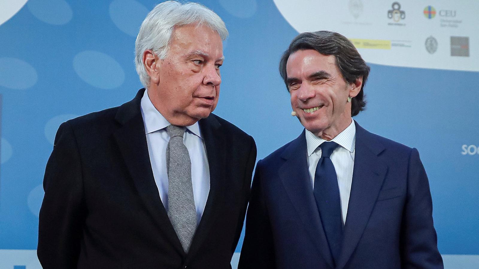 Los expresidentes españoles Felipe González y José María Aznar, en una imagen de febrero del 2020, cuando compartieron un acto en Madrid.
