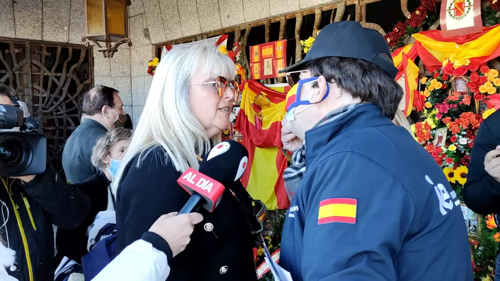 Insults i empentes entre nostàlgics de Franco davant de la tomba del dictador el segon 20-N al cementiri de Mingorrubio