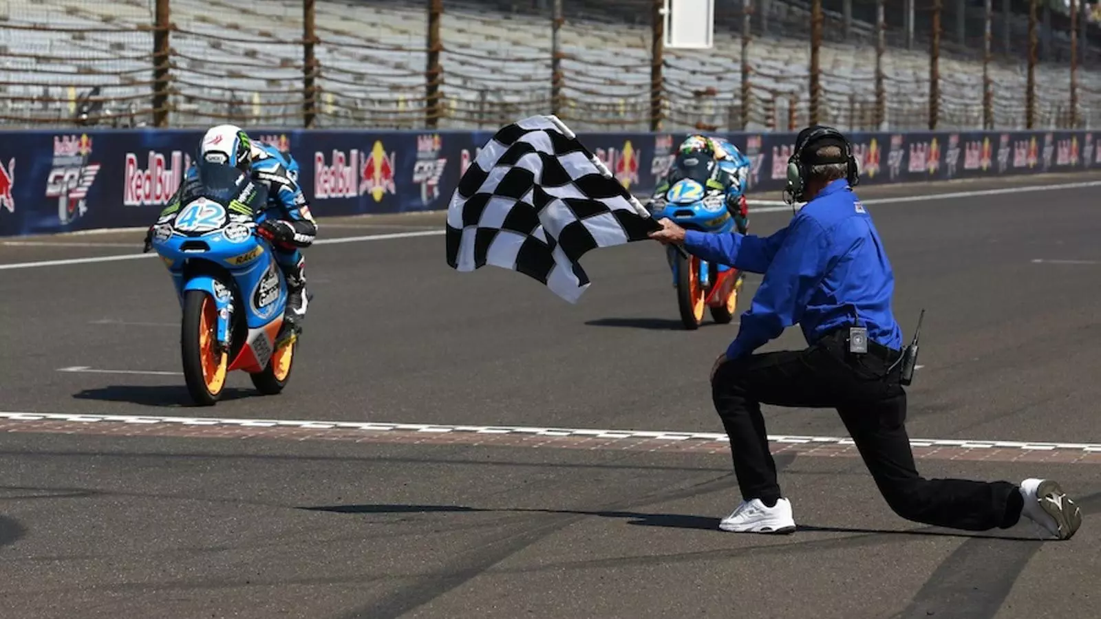 Álex Rins creua la línia de meta d'Indianàpolis seguit d'Àlex Márquez / BRENT SMITH / REUTERS