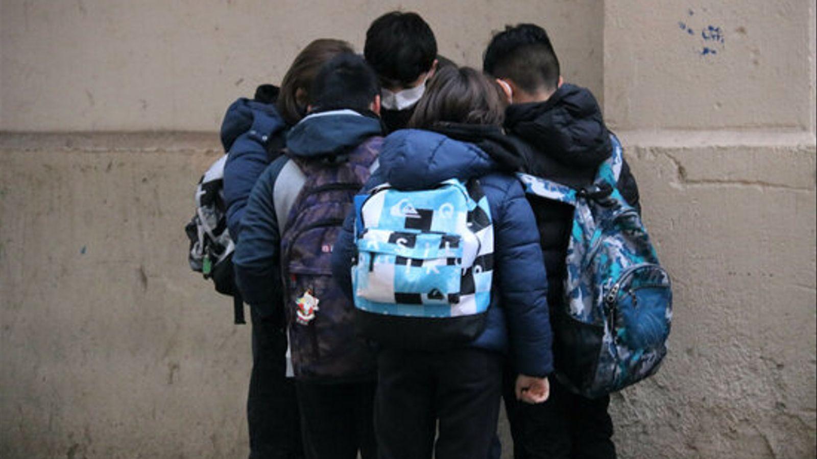 Alumnes a la entrada de la Escuela de las Aguas de Busot de Barcelona, el primer día de clase después de las vacaciones de Navidad