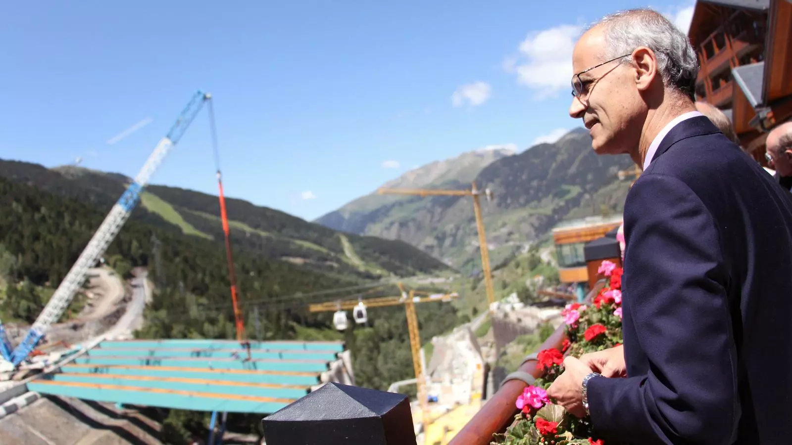El cap de Govern, Toni Martí, contempla l'estat de les obres de construcció de la plataforma de Soldeu. / C.G. (ANA)