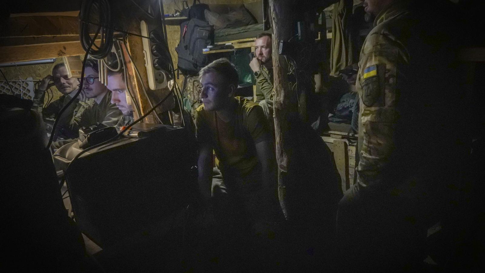 Centro de mando de drones ucraniano, protegido bajo tierra, en un lugar indeterminado del frente de Kharkiv.