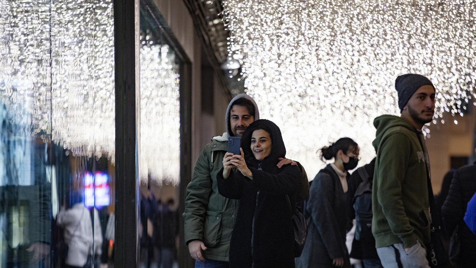 Ambient en el centro de Barcelona con las lllums de navidad