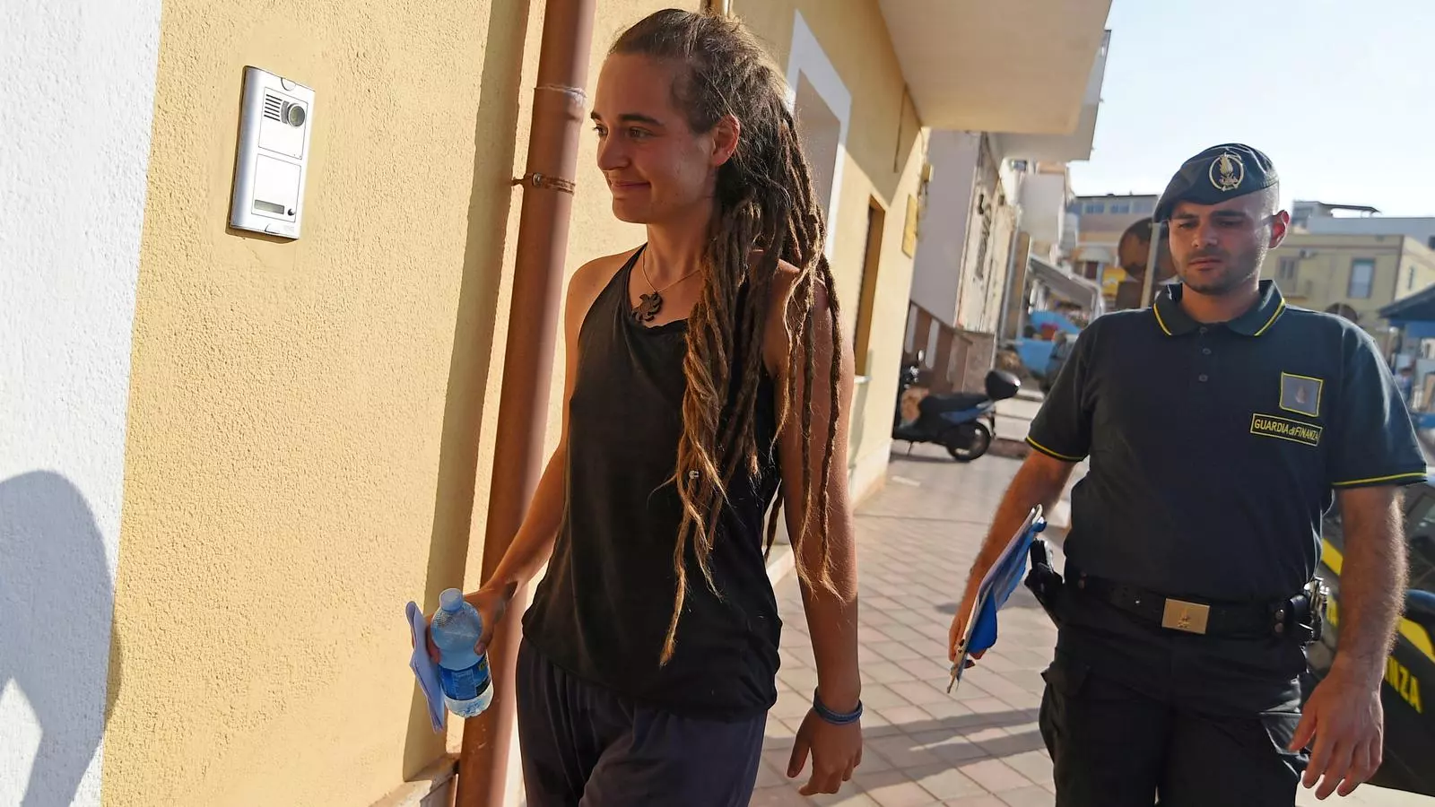 Carola Rackete, escortada per les autoritats italianes després d'arribar a Lampedusa.