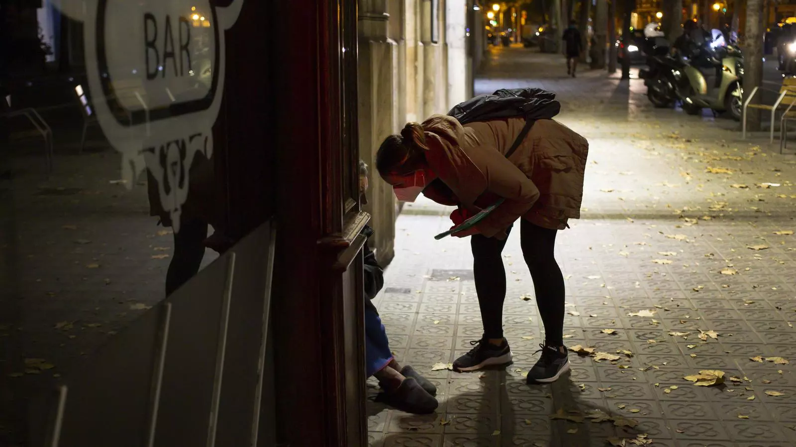 Les voluntàries d'Arrels repartint certificats pel centre de Barcelona