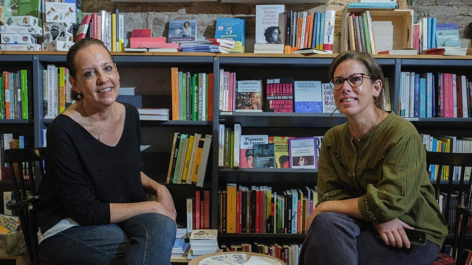 Núria Vilamajó i Olga Federico fotografiades a la llibreria La Impossible