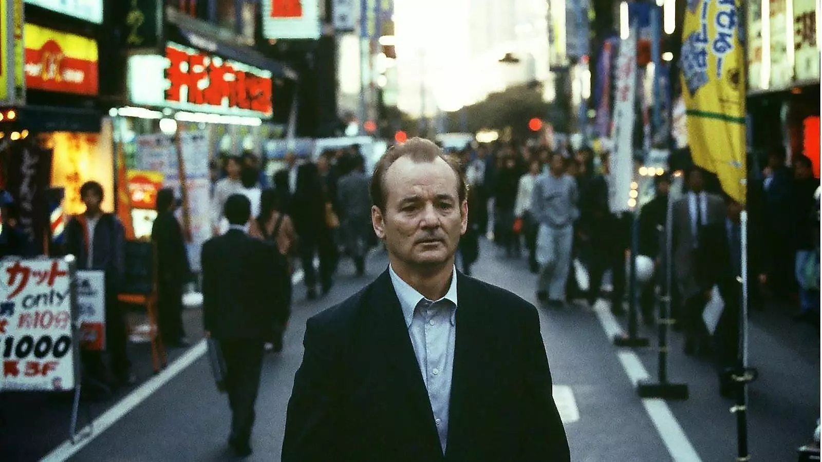 Bill Murray dona vida al Bob, un actor al final de la seva carrera que viatja al Japó per rodar-hi un anunci del whisky Suntory, un dels millors del país.