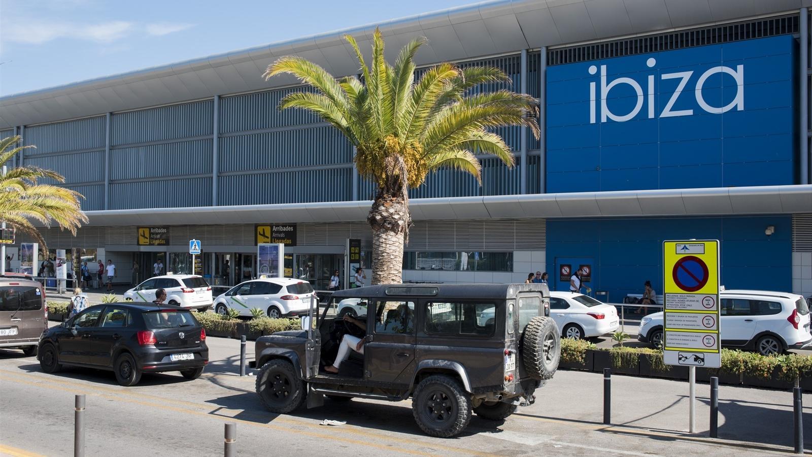La entrada del aeropuerto de Ibiza.