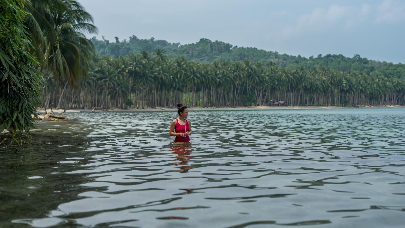 La Irene a la platja durant el seu viatge a les Filipines