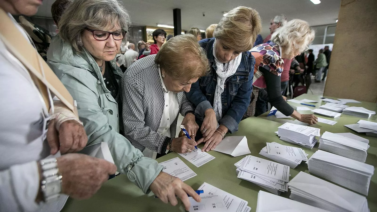 Votants marcant les paperetes al referèndum de l'1 d'Octubre