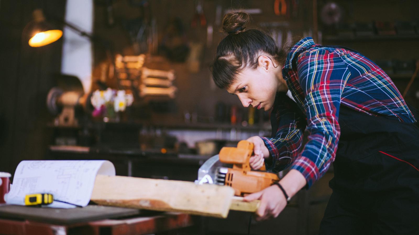 Chica trabajando en un taller de carpintería.