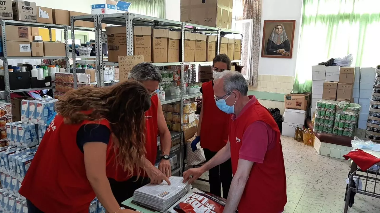 Els voluntaris de la parròquia de Santa Eulàlia d'Alaior presten el servei a diferents famílies del municipi.