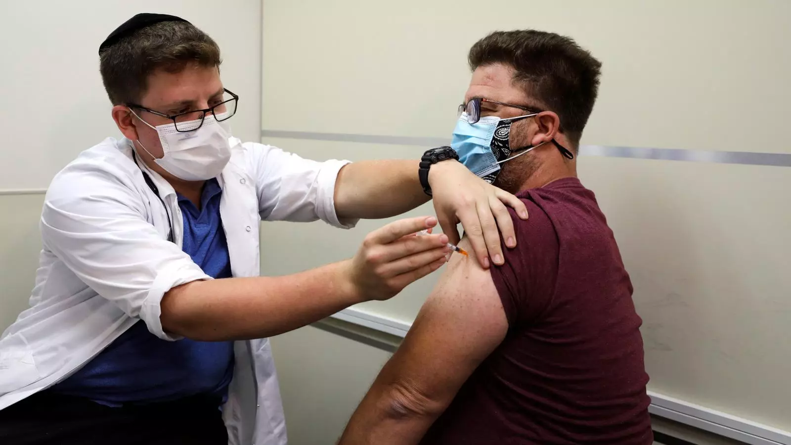 Un israelià rebent la dosi de reforç de la vacuna de Pfizer contra el covid-19, aquest divendres a Jerusalem