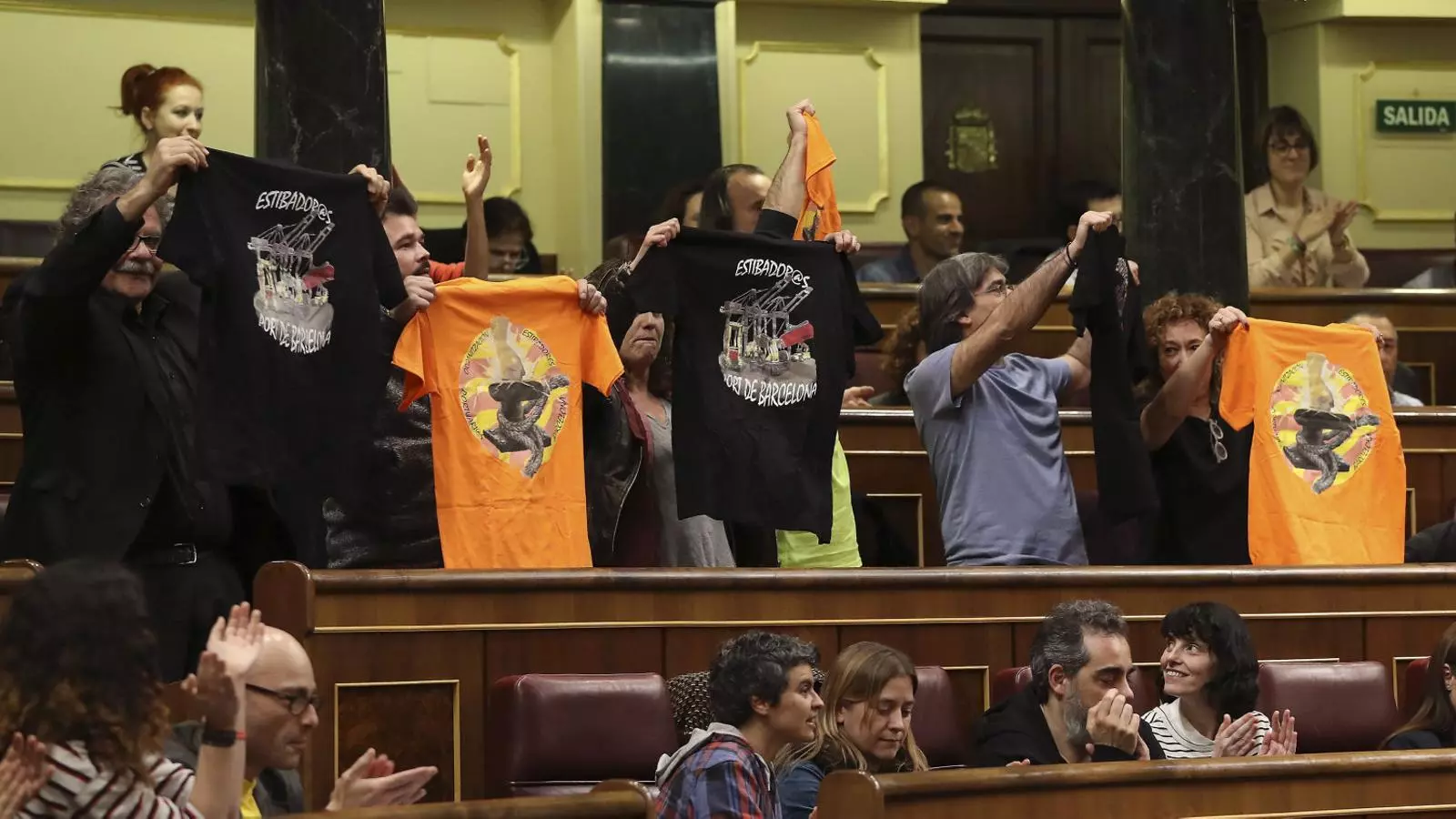 Els diputats d’ERC celebrant la votació amb samarretes de protesta dels estibadors.