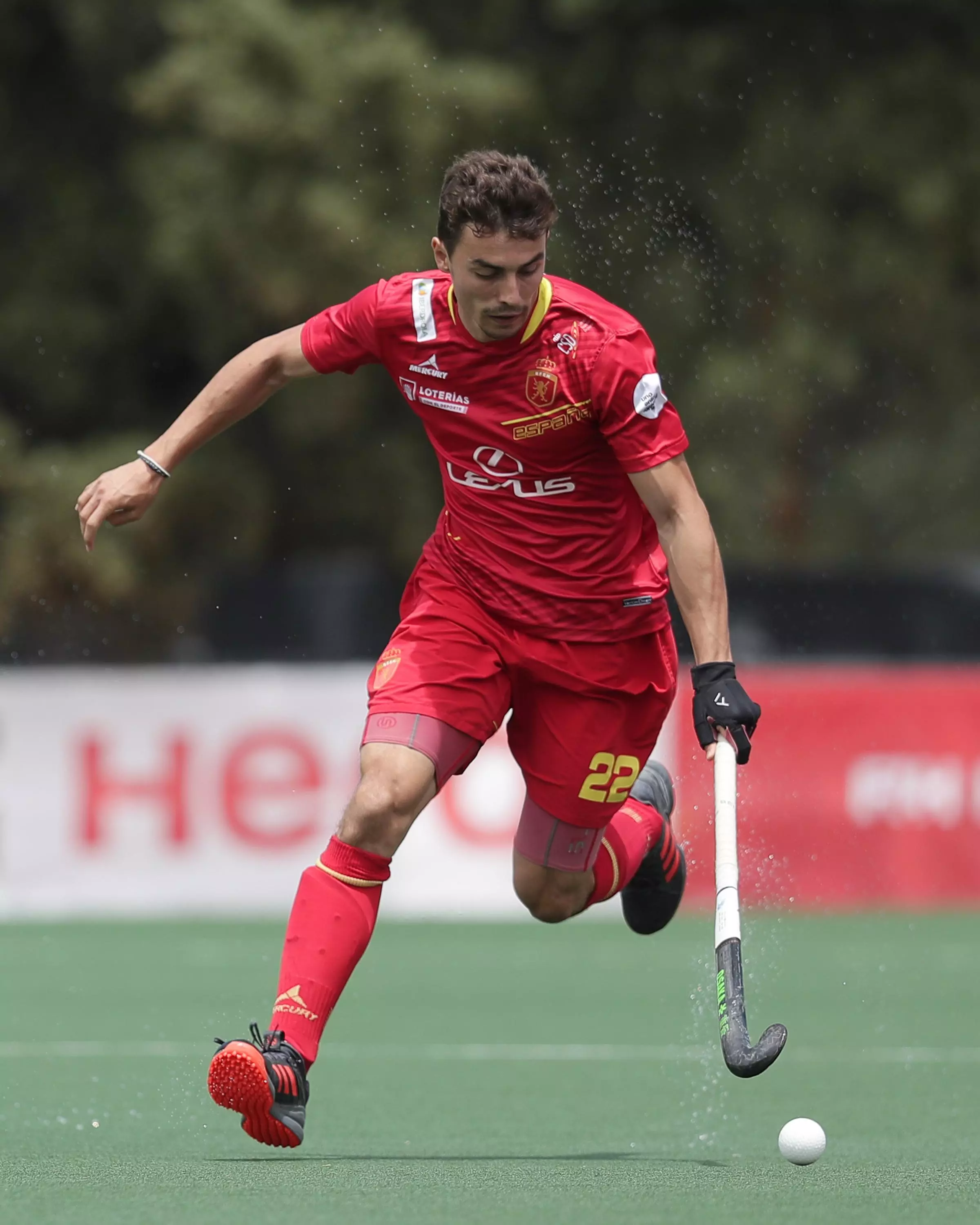 Albert Beltran d'Espanya controla la pilota durant el partit masculí de la Lliga Pro FIH d'hoquei sobre herba entre Espanya i Argentina, en una foto d'arxiu