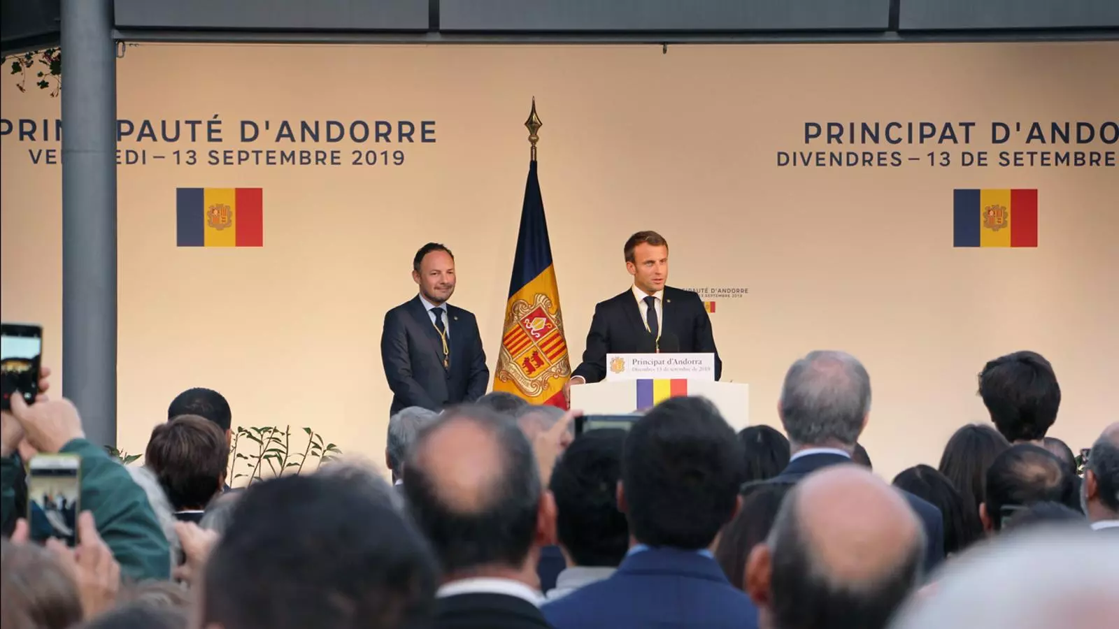 El copríncep francès Emmanuel Macron i el cap de Govern, Xavier Espot, durant el discurs celebrat a la plaça del Poble. / T. N. (ANA)