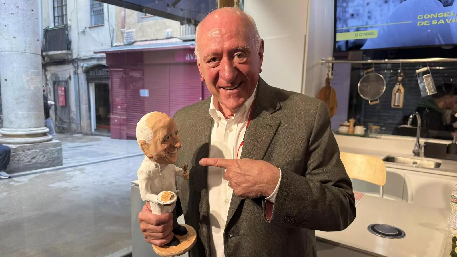 El cuiner Carles Gaig en rebre el reconeixement al mercat de La Boqueria.