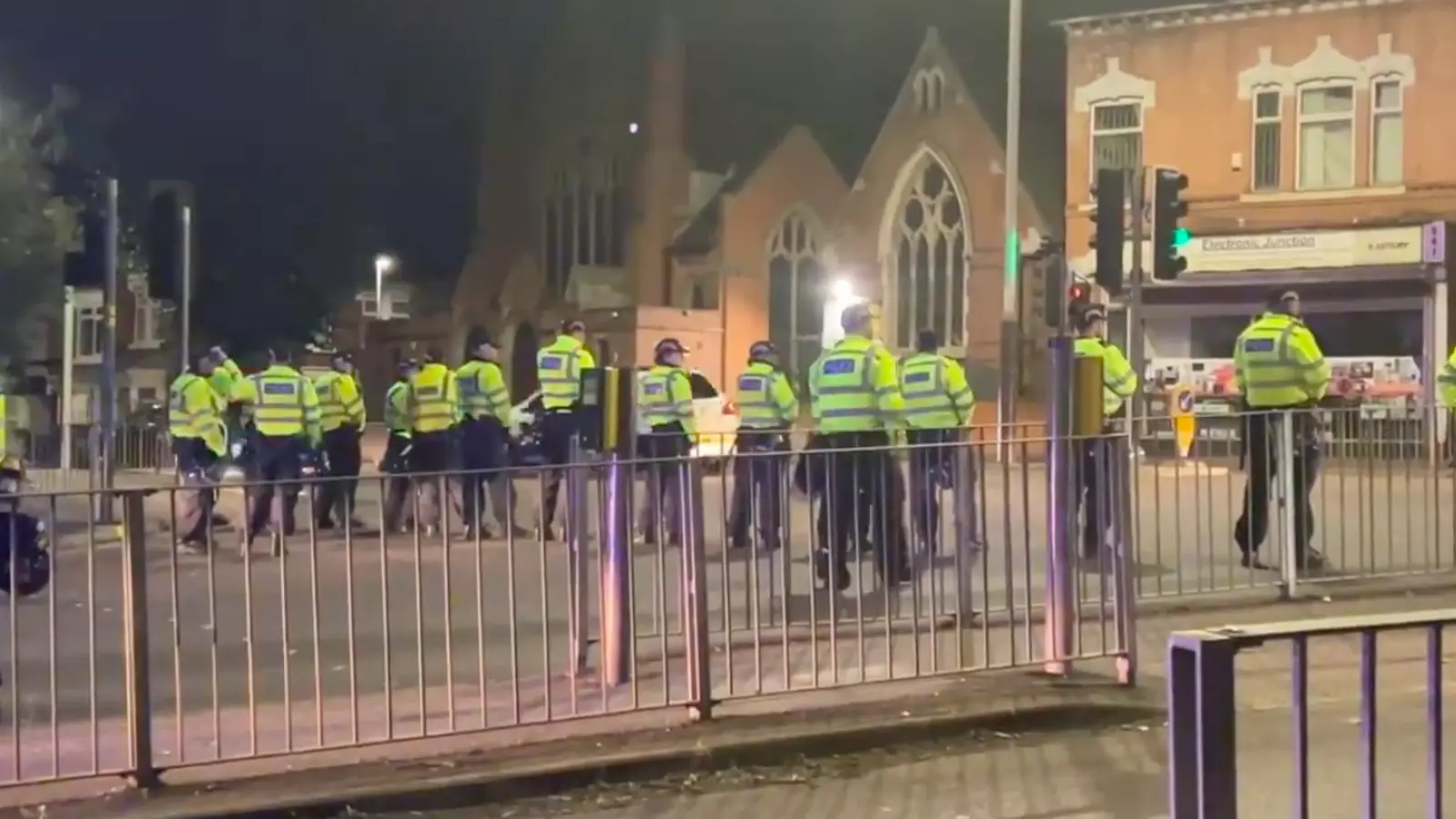 Un moment del desplegament policial del dissabte passat a l'est de Leicester