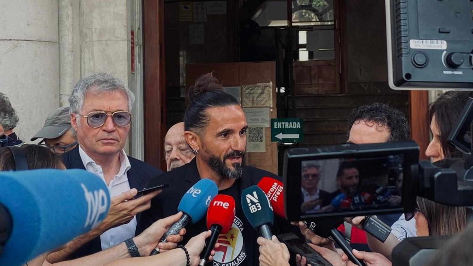 The former president of the Parliament, Balti Picornell accompanied by his lawyer, Josep Rosell at the doors of the courts