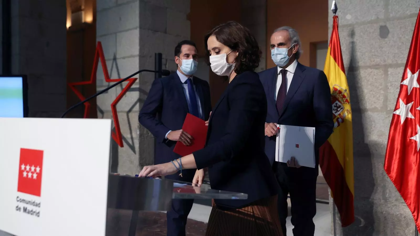 La presidenta de la Comunitat de Madrid, Isabel Díaz Ayuso, amb el vicepresident del govern regional, Ignacio Aguado, i el conseller de Salut, Enrique Ruiz Escudero.