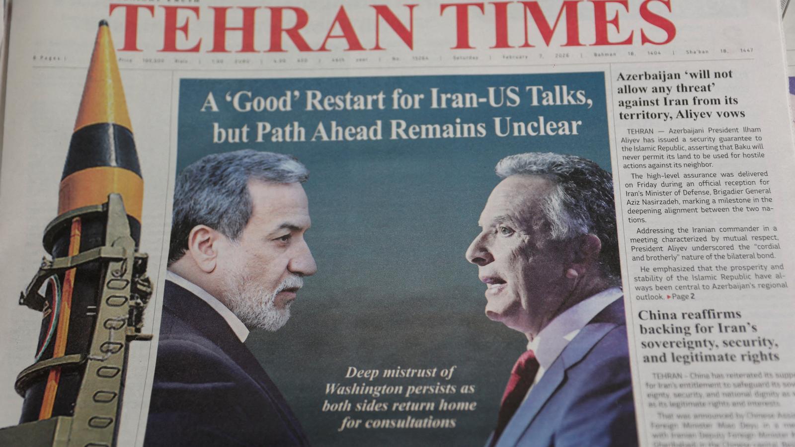 Un diario iraní con una foto de portada del ministro de Asuntos Exteriores iraní, Abbas Araqchi, y del enviado estadounidense para Oriente Medio, Steve Witkoff, en Teherán, el 7 de febrero.