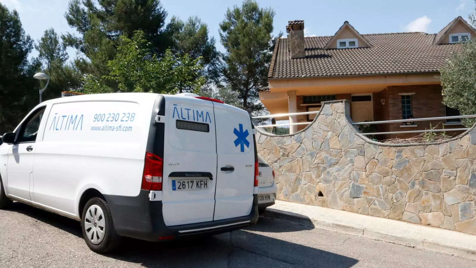 Pla general de la casa on s'ha produït el crim al Pont de Vilomara. En primer terme, el vehicle de la funerària.