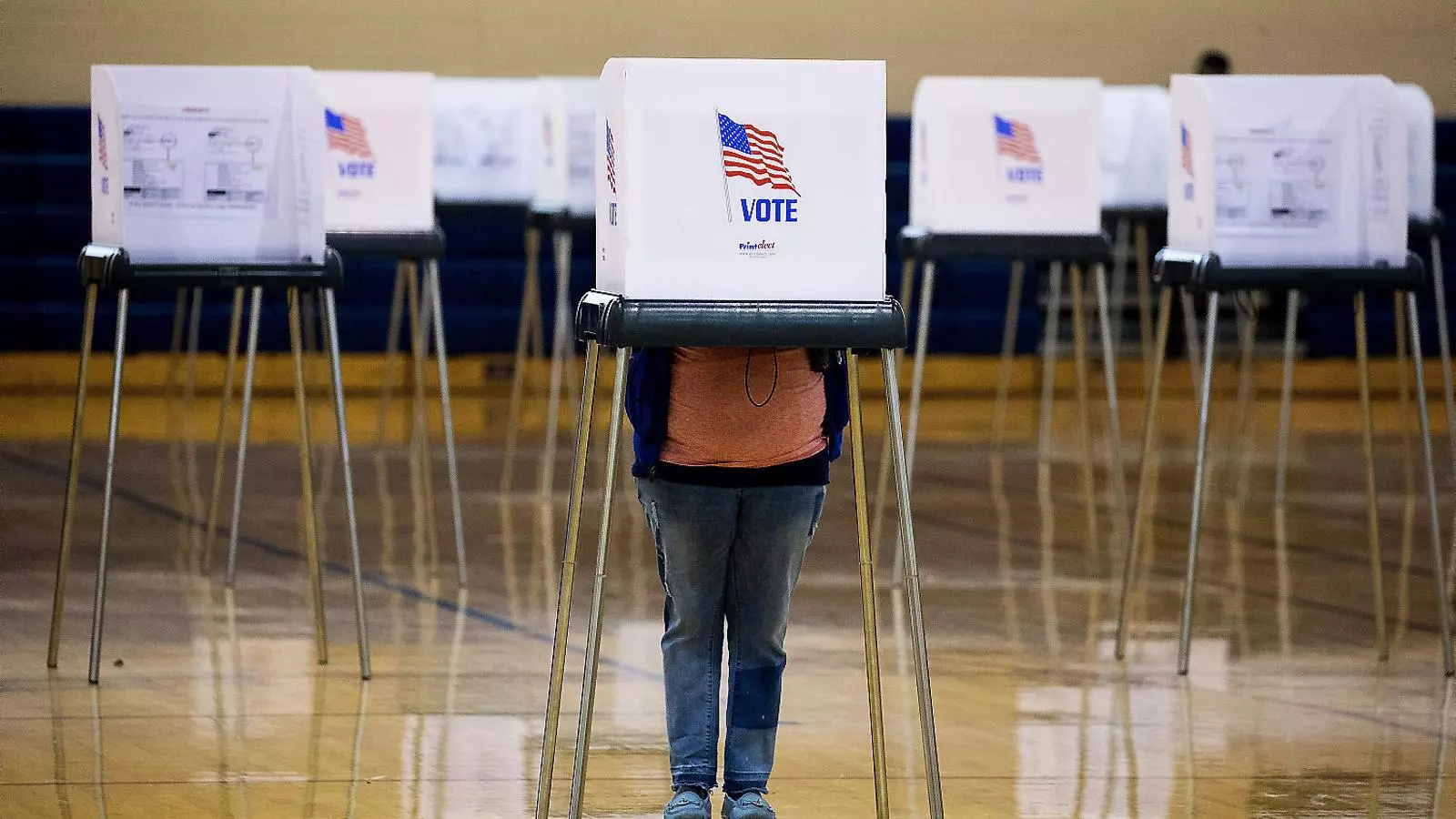 Una persona votant anticipadament en un col·legi electoral de Bowie, a l’estat de Maryland, ahir.