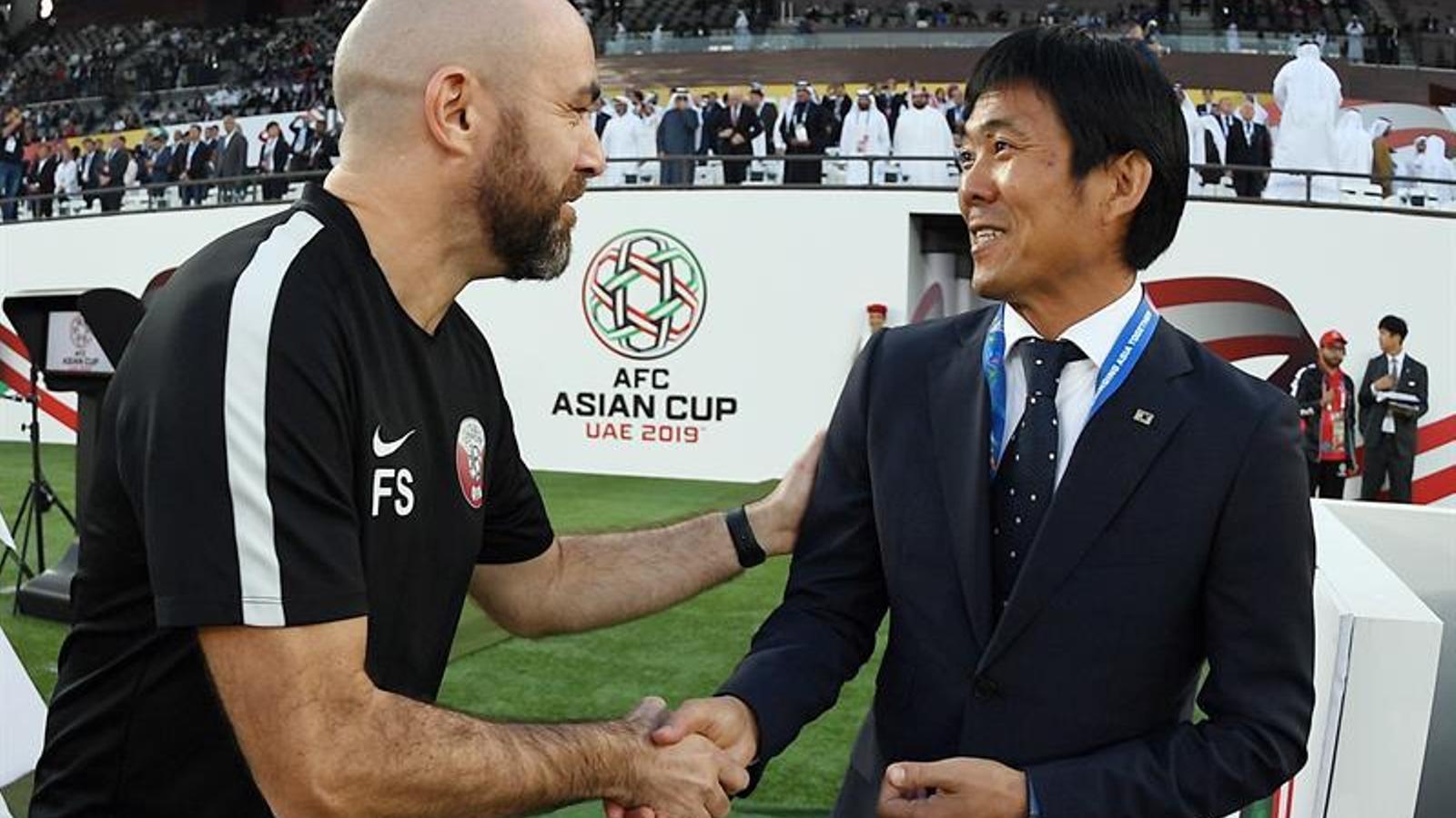 Félix Sánchez, abans de la final saludant al tècnic japonès