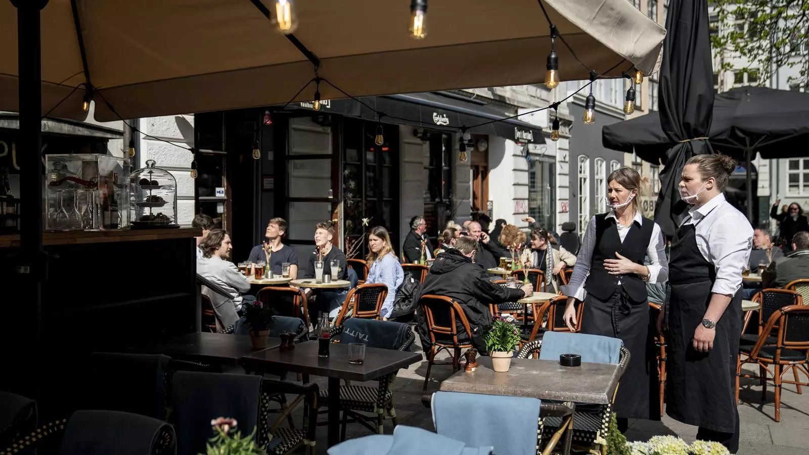 Un restaurante lleno de clientes en Copenhague
