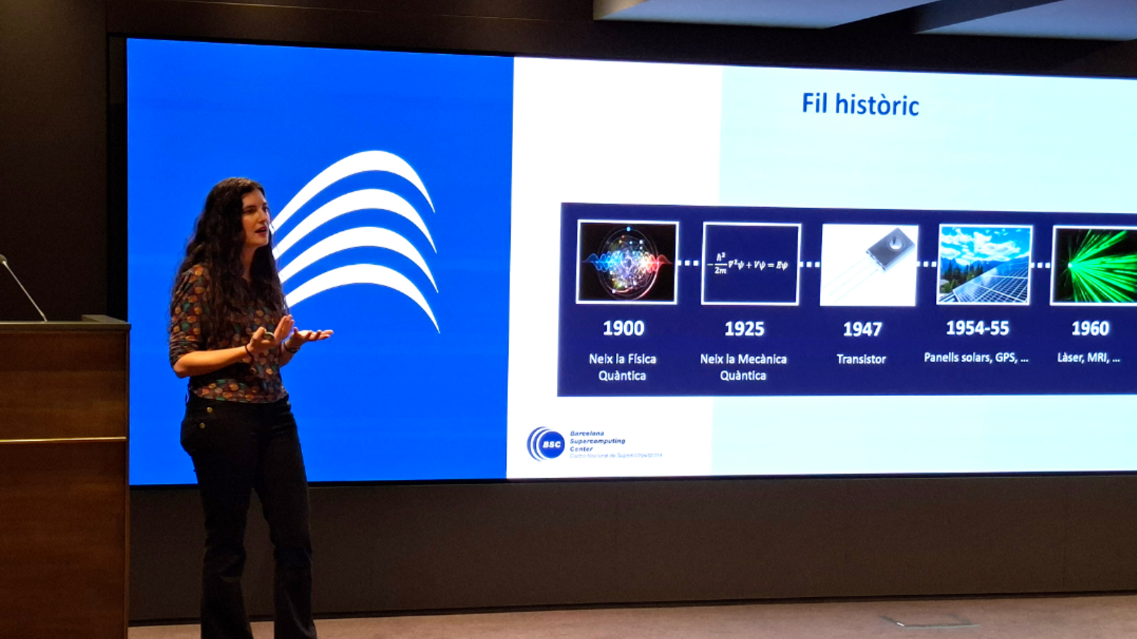 La investigadora del Barcelona Supercomputing Center, Alba Cervera Lierta, durant la conferència.
