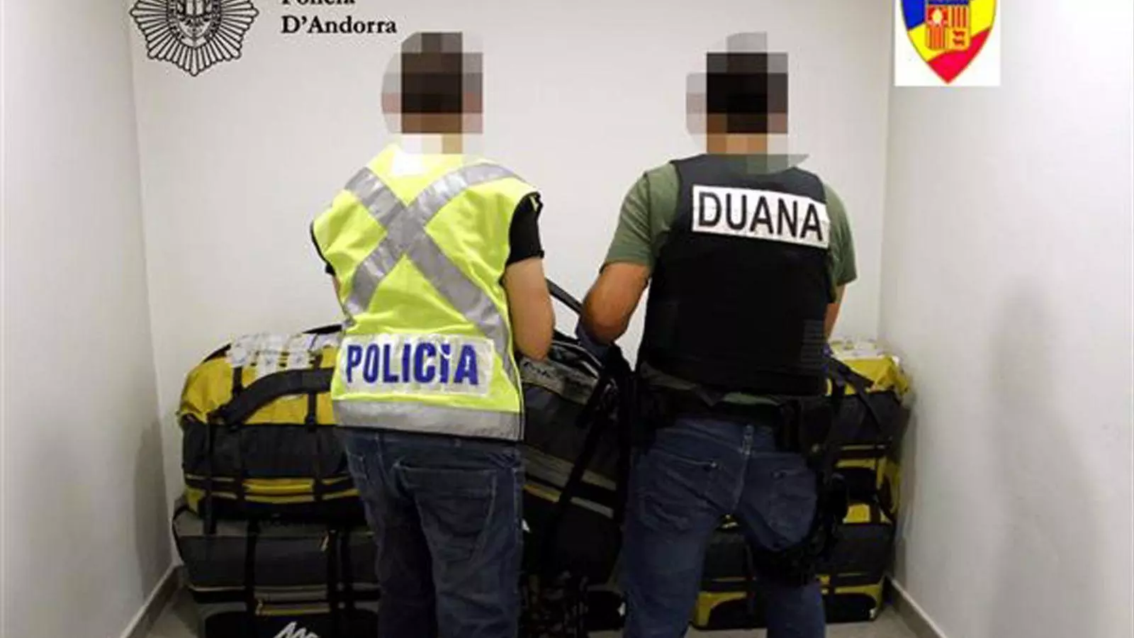Agents de duana i de la policia en una operació.
