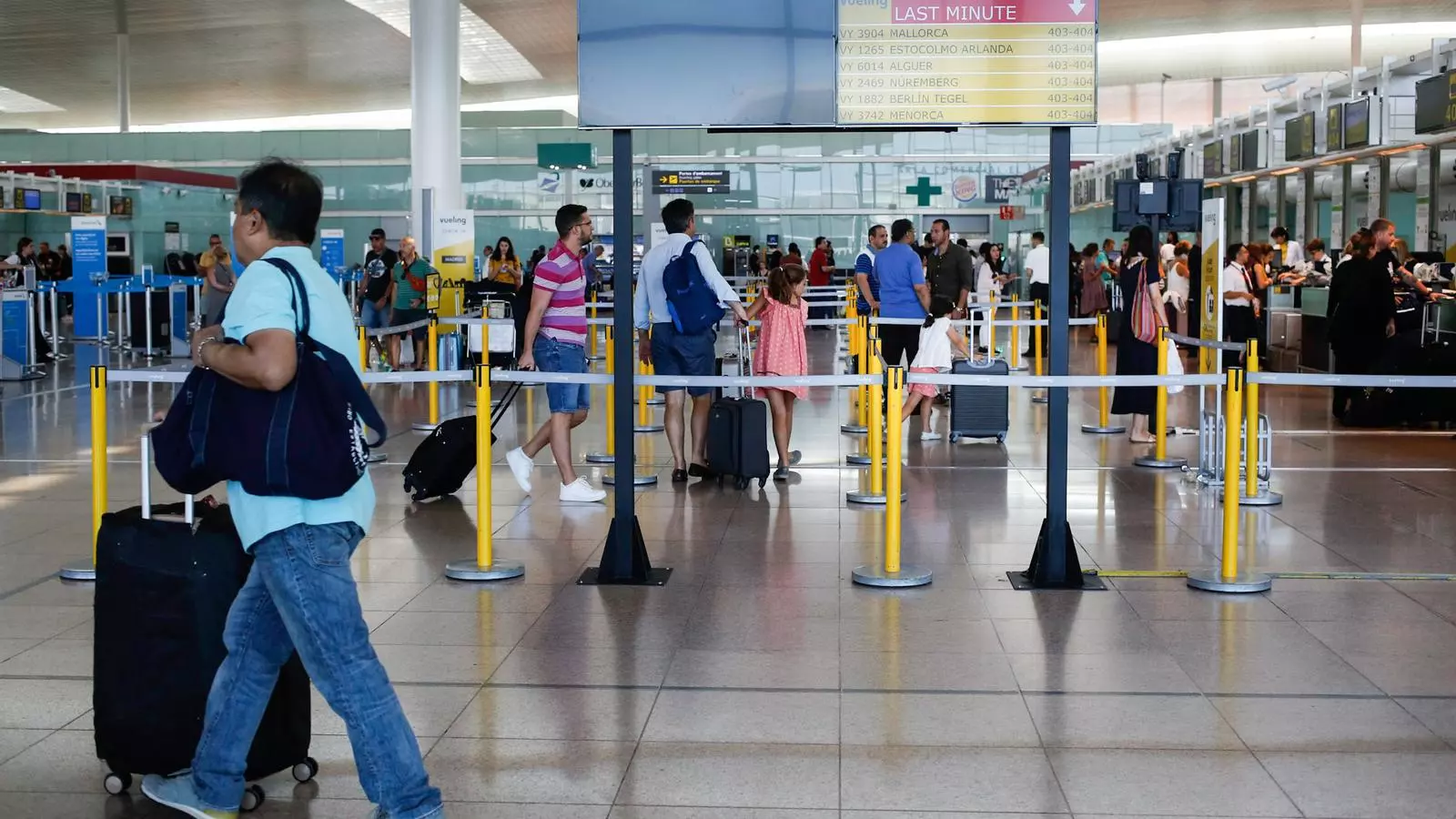 Passatgers a les cues de facturació de Vueling, aquest matí al Prat