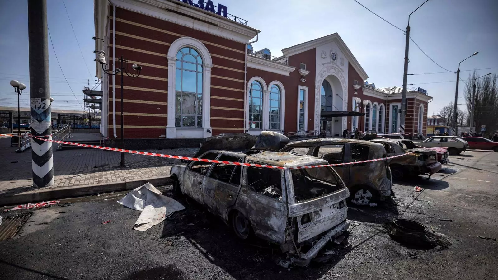 Cotxes calcinats a l'exterior d'una estació de tren de Kramatorsk
