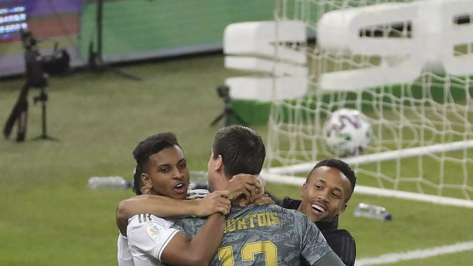 El porter del Madrid, Courtois, que va ser decisiu en la Supercopa d’Espanya, celebrant la victòria amb els seus companys.