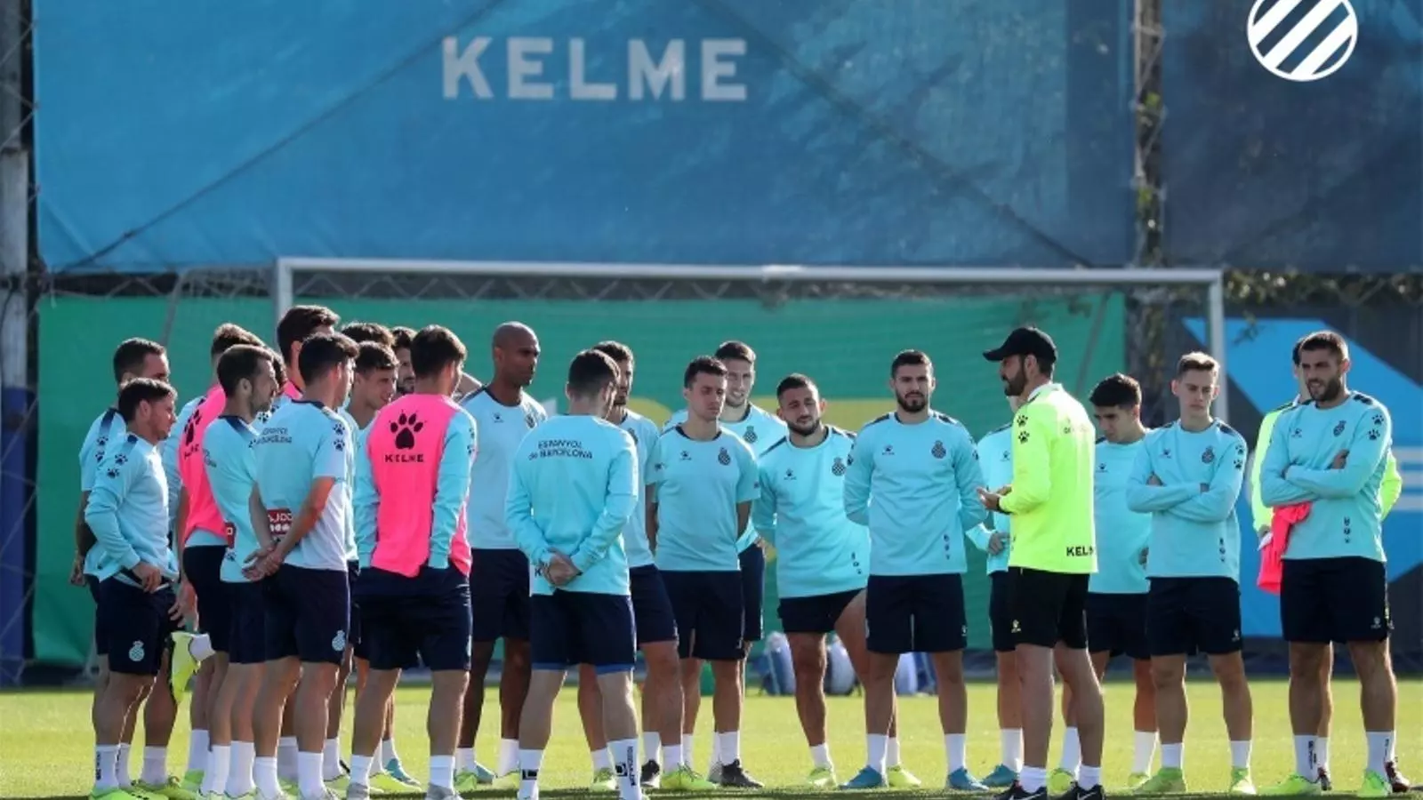 Machín dona indicacions a la plantilla de l'Espanyol durant un entrenament