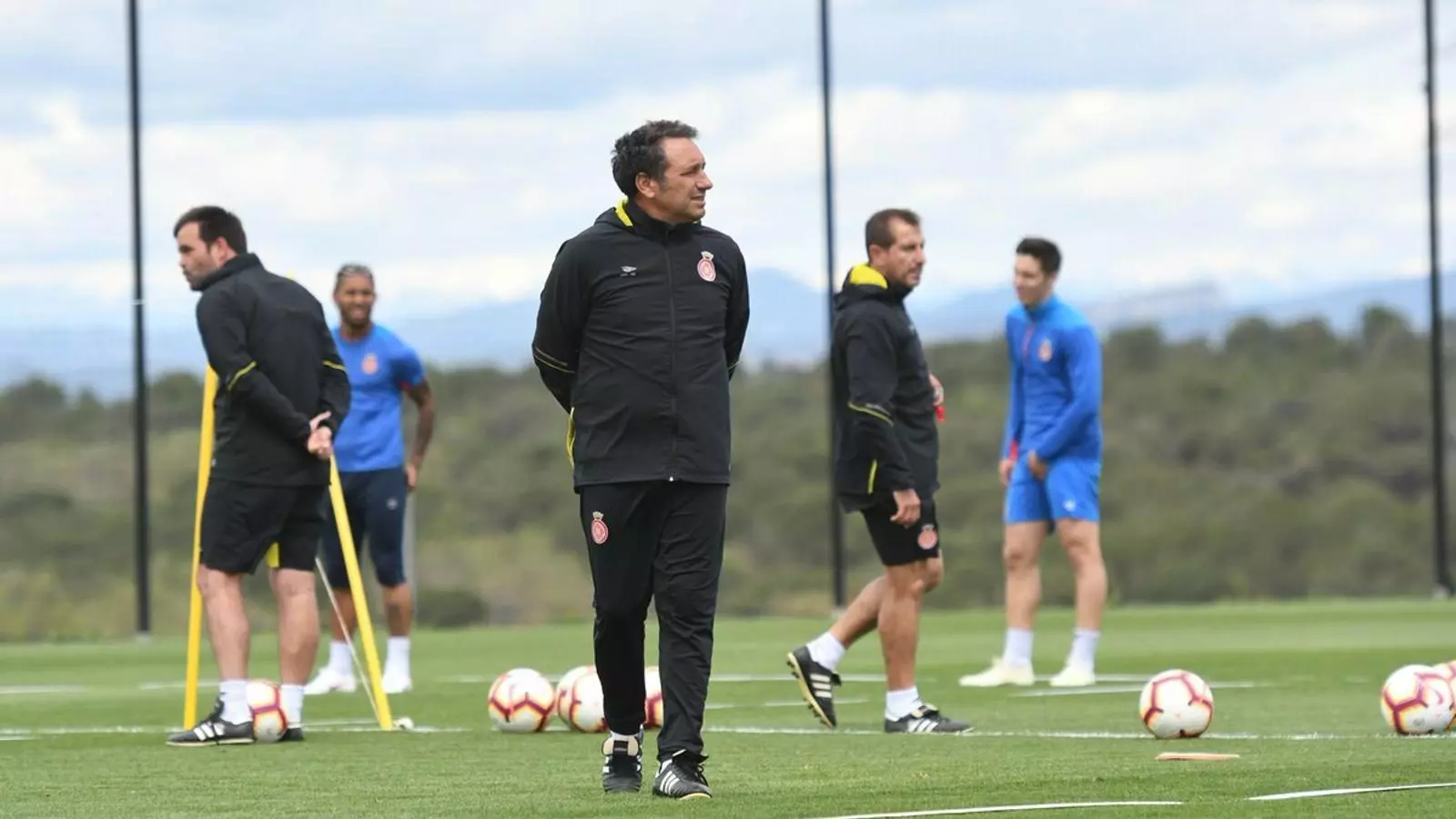 Eusebio Sacristán, dirigint un entrenament del Girona
