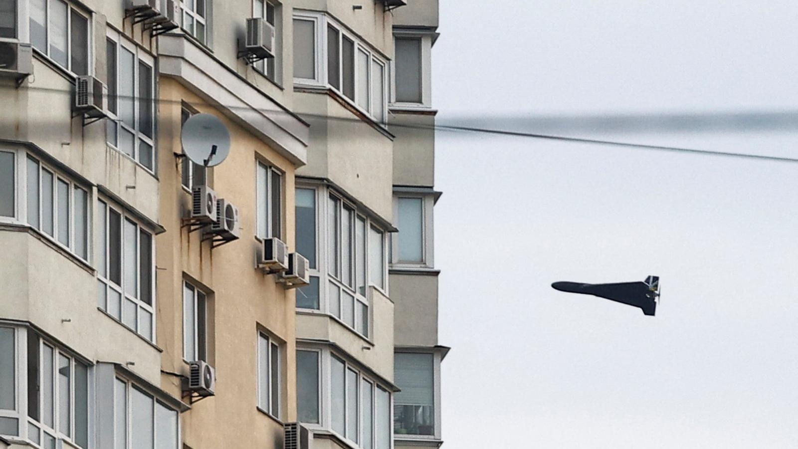 Un dron kamikaze ruso Geran 2 justo antes de impactar contra un edificio, en medio del ataque de Rusia a Ucrania, en Kiev, Ucrania, el 16 de abril de 2026.