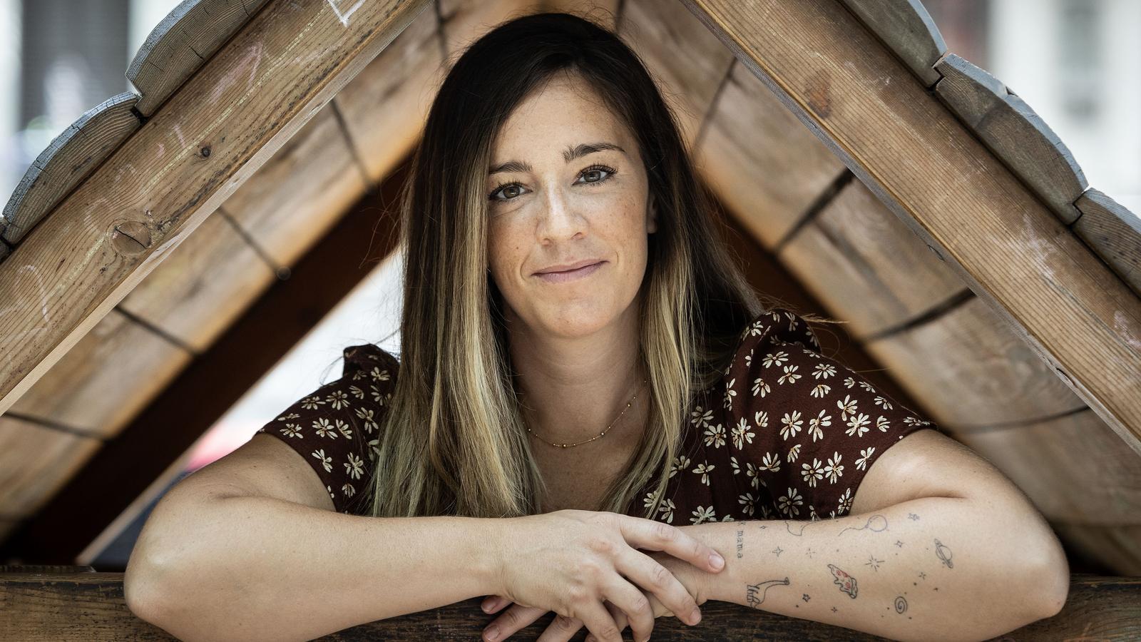 Paula Miras, creadora del podcast 'Un día más', fotografiada en el paseo de Sant Joan, Barcelona
