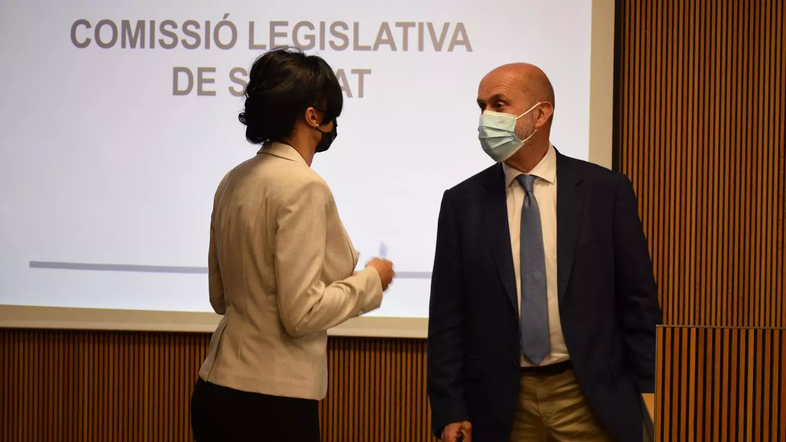 El ministre de Salut, Joan Martínez Benazet, conversa amb la consellera general no adscrita, Carine Montaner