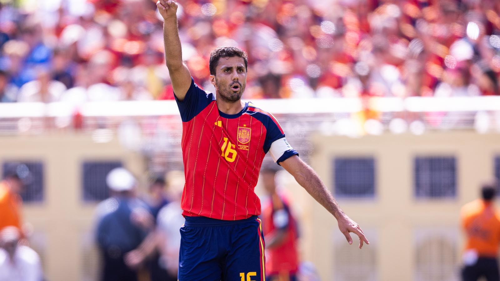 Rodrigo Hernández en un partido con la selección española durante el Mundial del 2026.