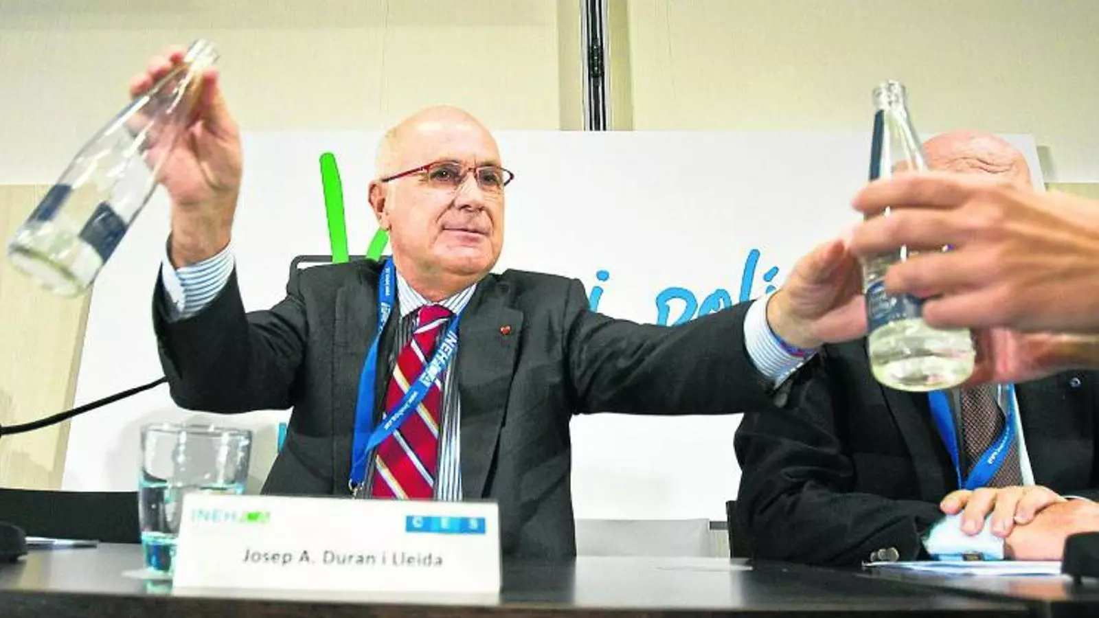 CLOENDA AMB CÀRREGA DE PROFUNDITAT
Josep A. Duran i Lleida, líder d'Unió, va tancar la jornada ideològica que el partit va celebrar ahir al costat de l'històric dirigent Llibert Cuatrecasas. El seu discurs va contenir una càrrega de profunditat sobre el procés, sobre l'elaboració de la pregunta i sobre el futur del partit en el nou escenari polític català.
