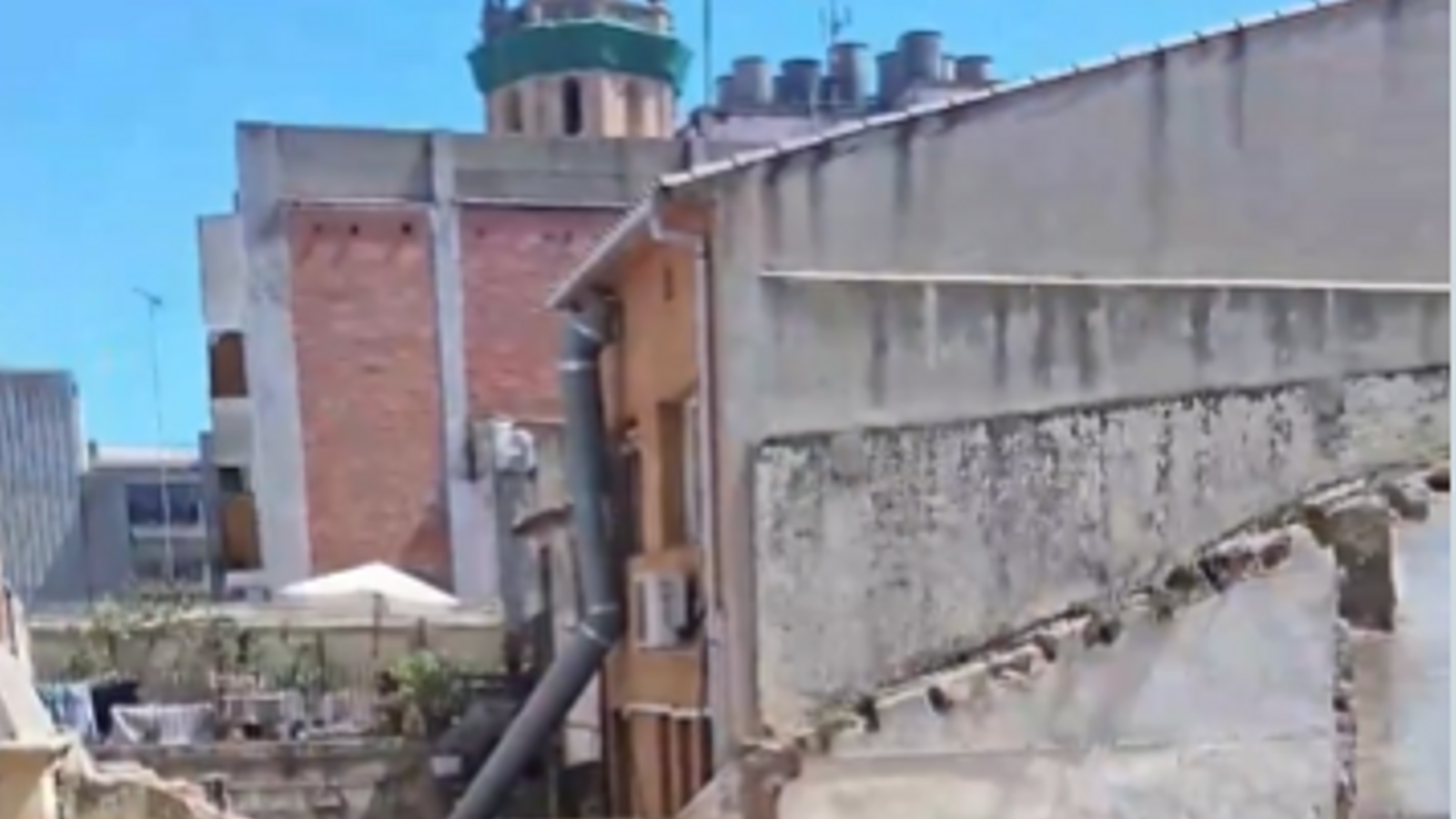 Una captura del vídeo de los Bomberos en la que se muestra el estado en que ha quedado el edificio derrumbado en Arenys de Mar.