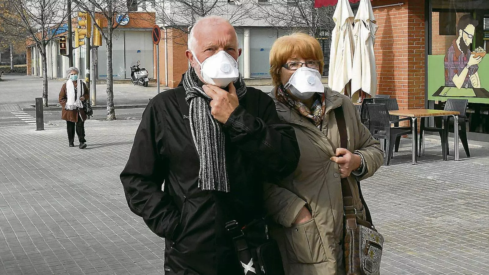 Una parella ahir amb màscares a Igualada, quan ja s’havia aixecat el confinament.