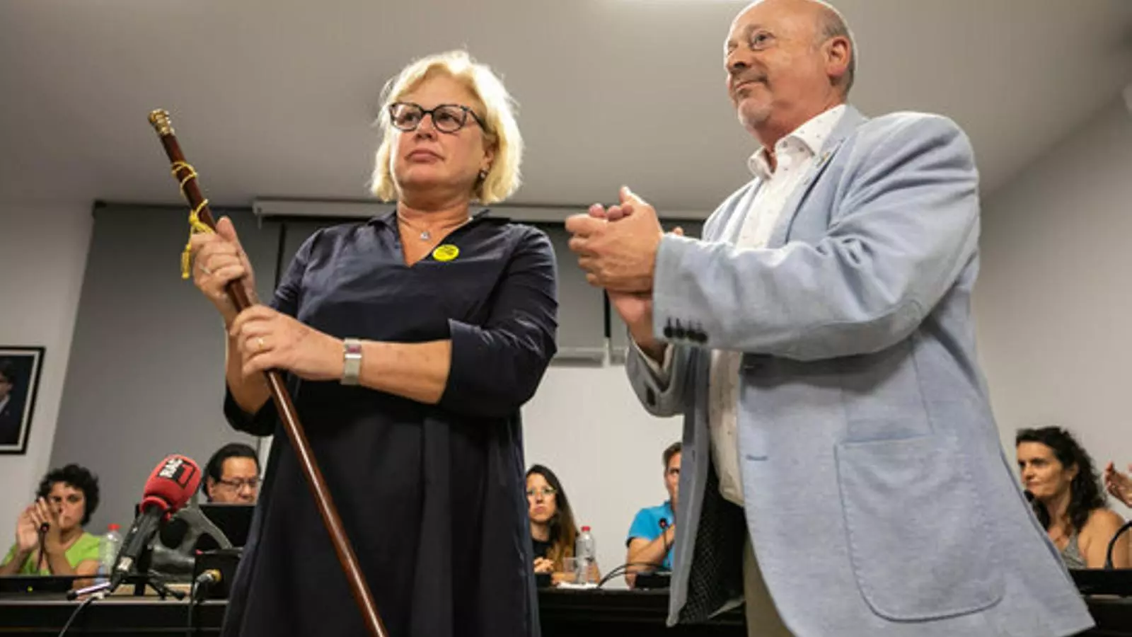 Susagna Riera (JxCat) rep la vara d'alcaldia del seu antecessor, Joan Martí (ERC), amb qui governarà els propers quatre anys