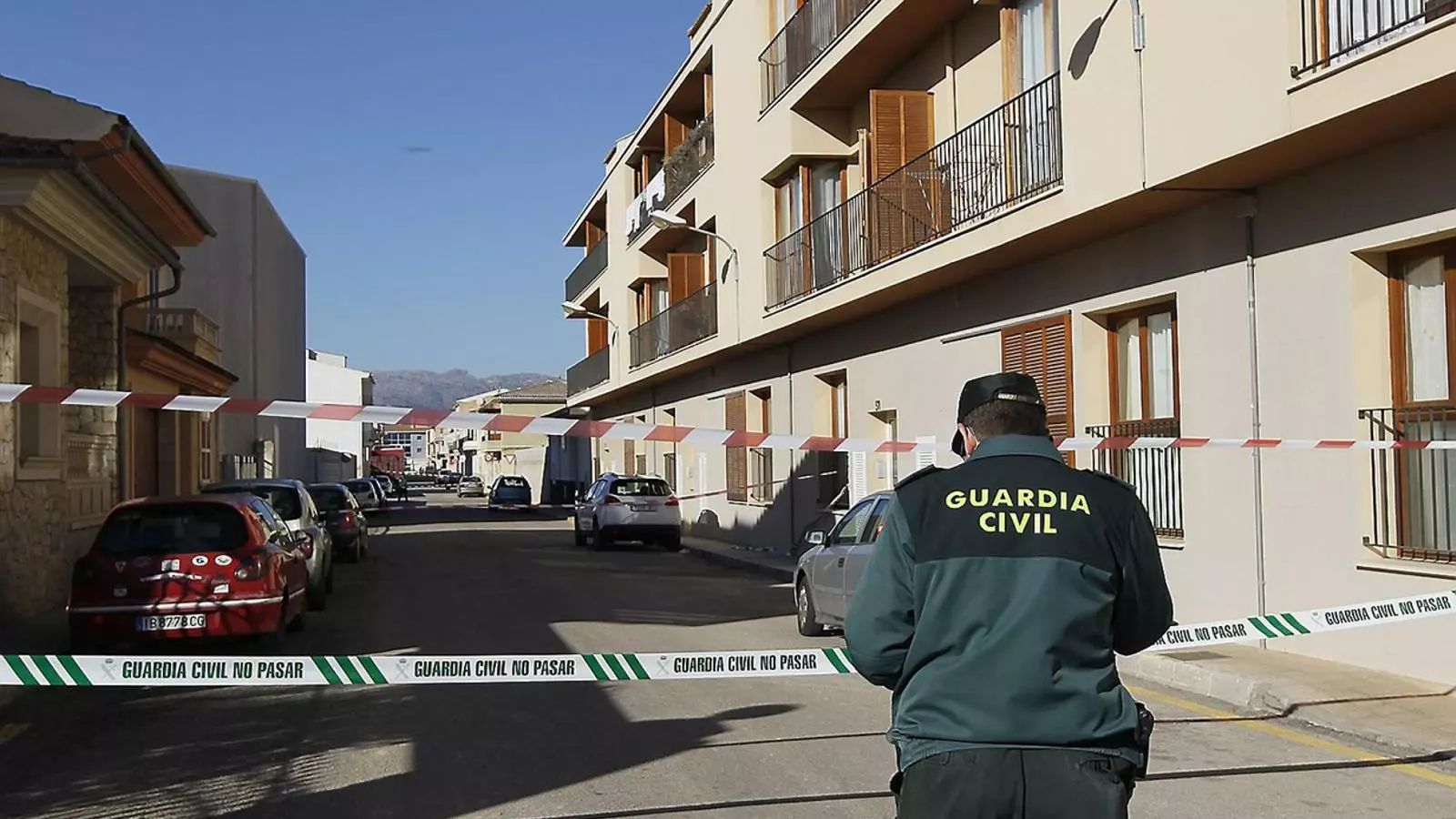 La Guàrdia Civil va mantenir ahir al matí acordonada la zona del carrer de Joan Carles I on va ocórrer el succés.