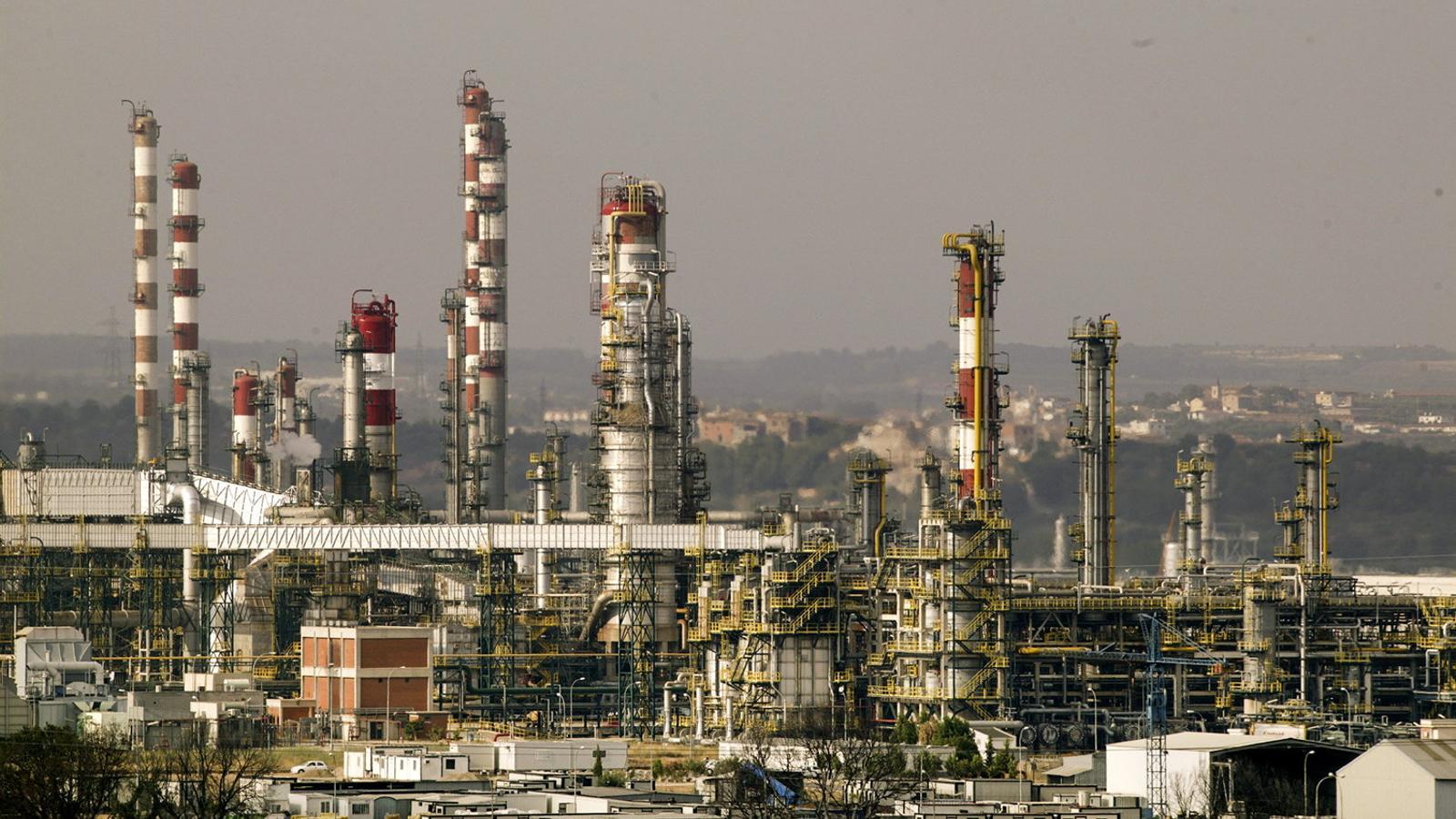 Les instal·lacions de la petroquímica de Repsol a Tarragona en una imatge d’arxiu. TJERK VAN DER MEULEN