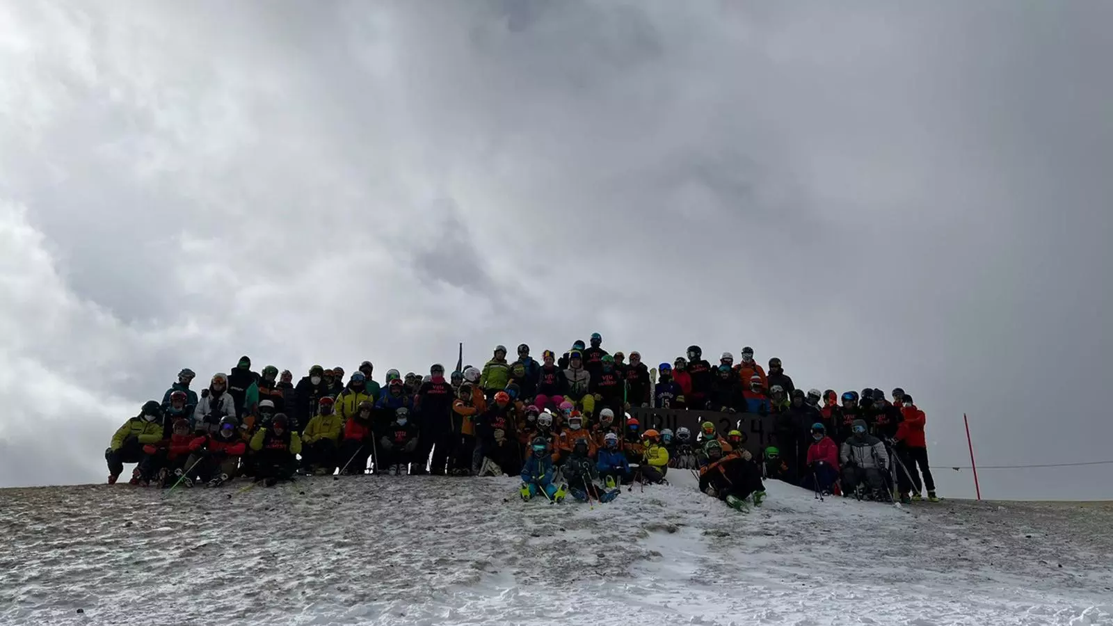 Els familiars i coneguts de la víctima que s'han reunit aquest divendres al Pic del Cubil.