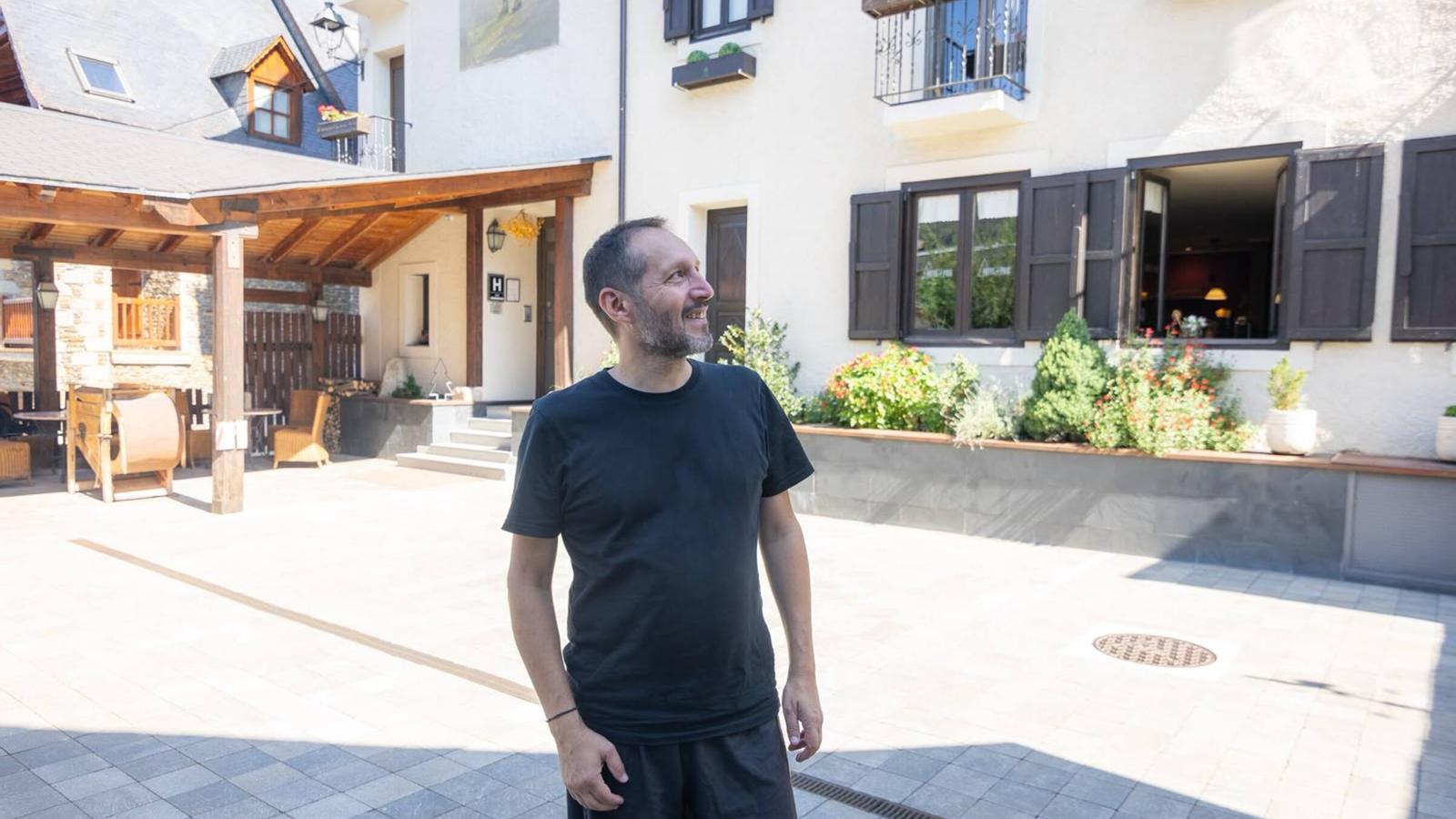 Joel Codina in front of the Hotel Deth País