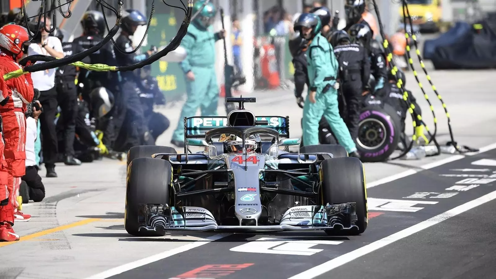 Lewis Hamilton surt de boxs al circuit d'Hongria