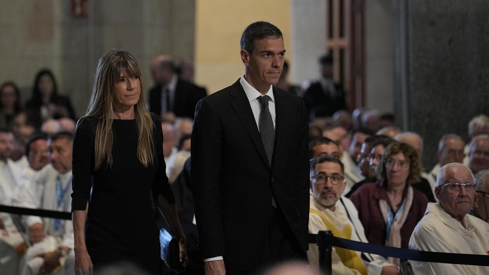 Pedro Sánchez and Begoña Gómez arriving at the mass officiated by Pope Leo XIV in the Sagrada Familia